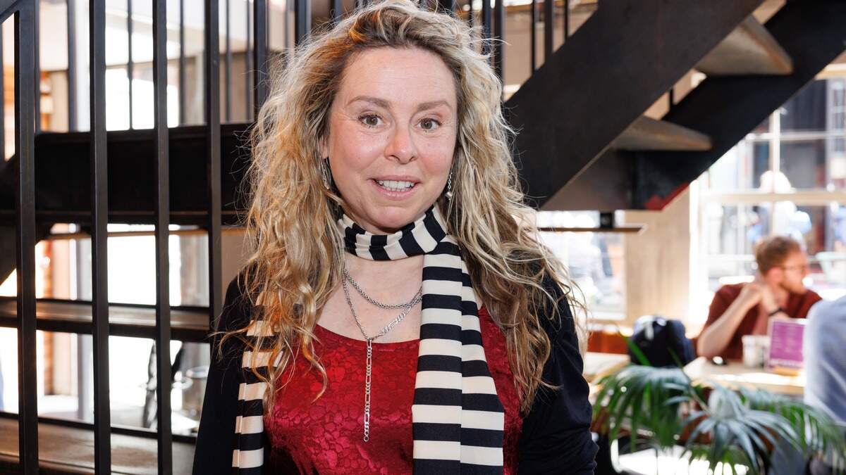 De zoon van Sunny Bergman, die volgens de documentairemaakster begin deze maand op straat in Venlo met zijn band werd aangevallen en mishandeld, wil binnenkort aangifte doen.