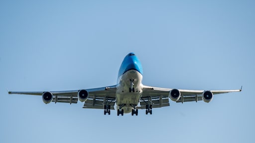 Passagier opent in paniek deur op KLM-vlucht: zag 'iemand met wapen'