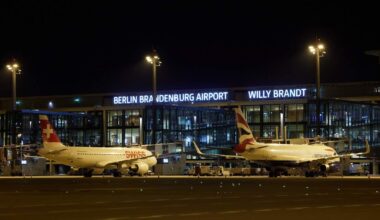 Het vliegverkeer van en naar de luchthaven van Berlijn is vrijdagavond verstoord na de waarneming van een mogelijke drone.