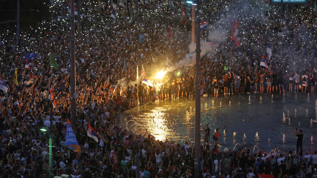Tienduizenden demonstranten in Servië.