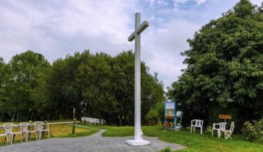 In plaats van een kruis van 738 meter bouwde de vrouw er uiteindelijk een van ruim zeven meter.