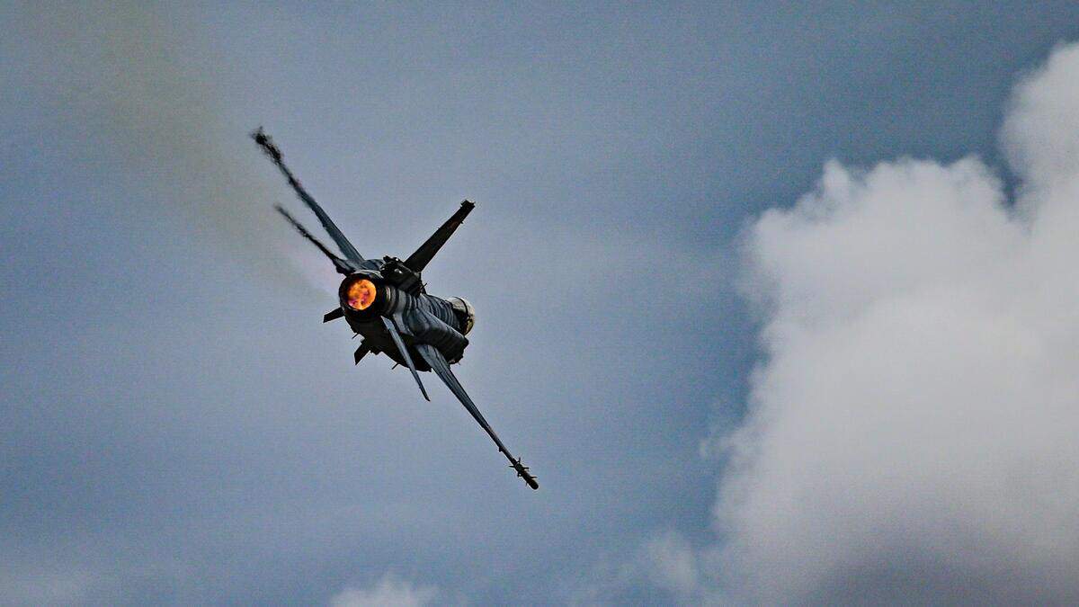 Archiefbeeld: een Pools gevechtsvliegtuig in de lucht.