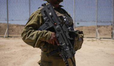 Een Israëlische soldaat bij een grenshek.