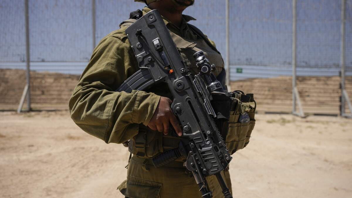 Een Israëlische soldaat bij een grenshek.