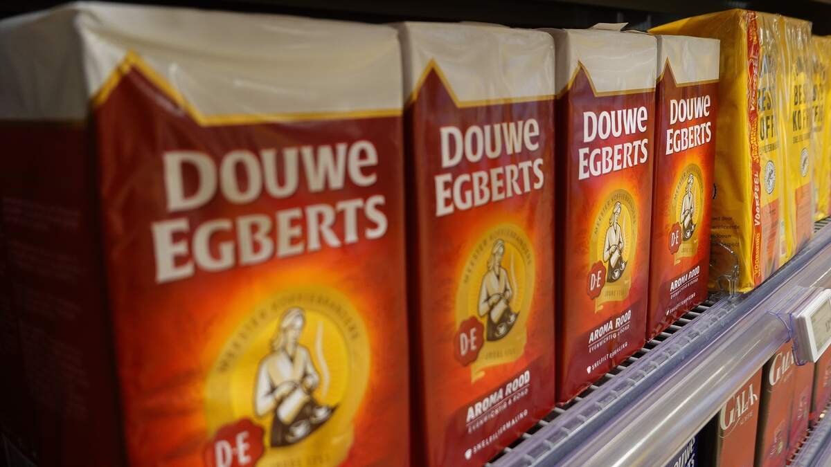 Voor een pak van 500 gram Aroma Rood van Douwe Egberts wordt ruim 10 procent meer gerekend.