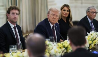 De Amerikaanse president Donald Trump tafelt met leiders van grote Amerikaanse techbedrijven.