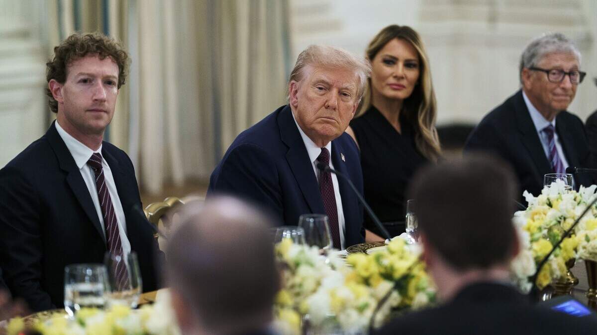 De Amerikaanse president Donald Trump tafelt met leiders van grote Amerikaanse techbedrijven.