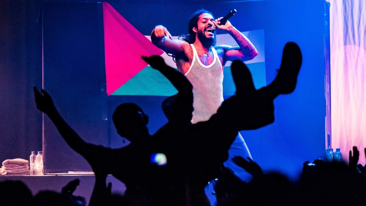 De uitlatingen die punkgroep Bob Vylan deed in Paradiso zijn niet strafbaar, oordeelt het Openbaar Ministerie (OM).