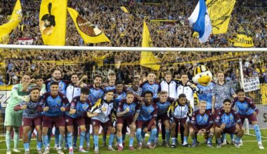 De huidige selectie van Vitesse gaat vrolijk op de foto na de eerste zege van het seizoen tegen Helmond Sport. Inmiddels heeft de Arnhemse club, die met -12 punten aan het seizoen begon, de laatste plaats verlaten in de Keuken Kampioen Divisie.