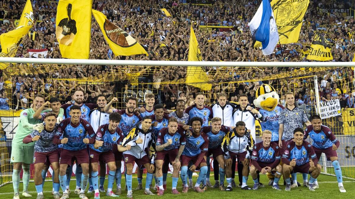 De huidige selectie van Vitesse gaat vrolijk op de foto na de eerste zege van het seizoen tegen Helmond Sport. Inmiddels heeft de Arnhemse club, die met -12 punten aan het seizoen begon, de laatste plaats verlaten in de Keuken Kampioen Divisie.