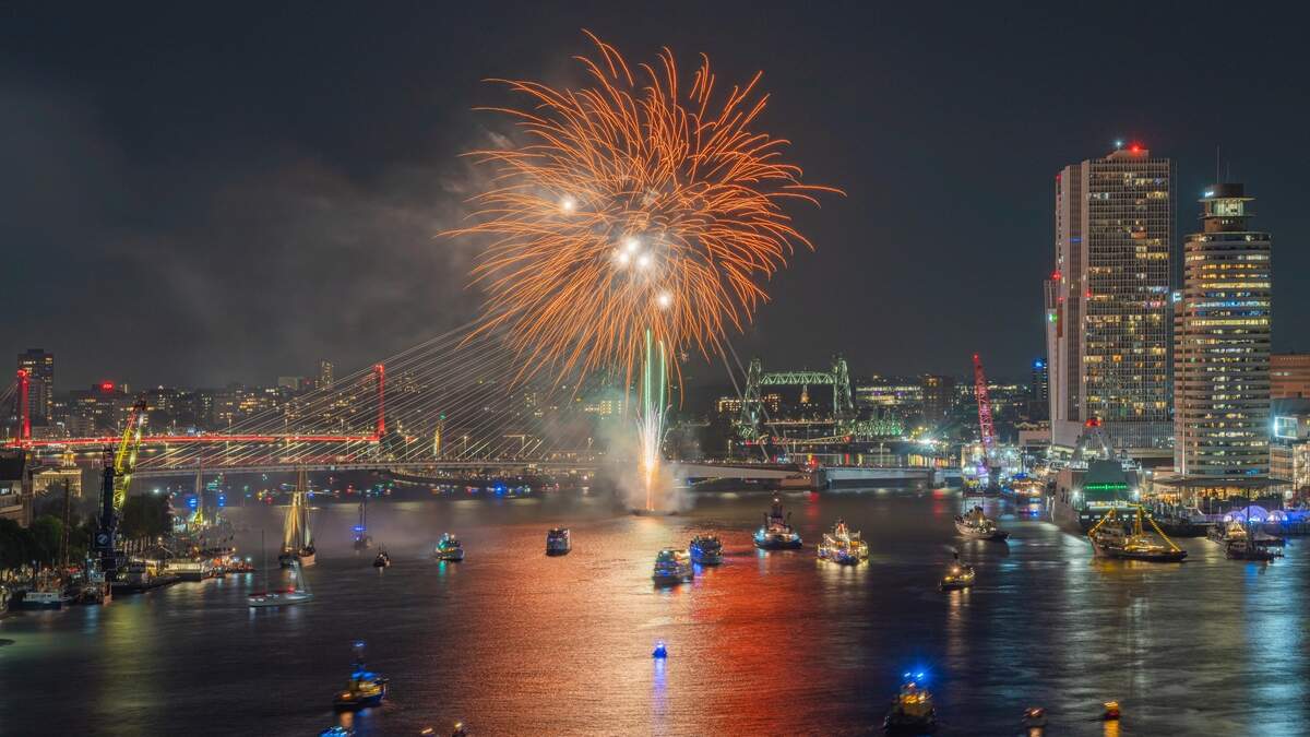 Vuurwerkshow bij de Erasmusbrug in Rotterdam.