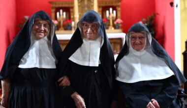 De zusters Rita, Regina en Bernadette, alle drie in de tachtig, blijven het kloosterleven onverstoord verder zetten en wisten de afgelopen maanden een gigantische schare volgers op Instagram bij elkaar te posten. Ze weigeren terug te gaan naar een ouderentehuis.