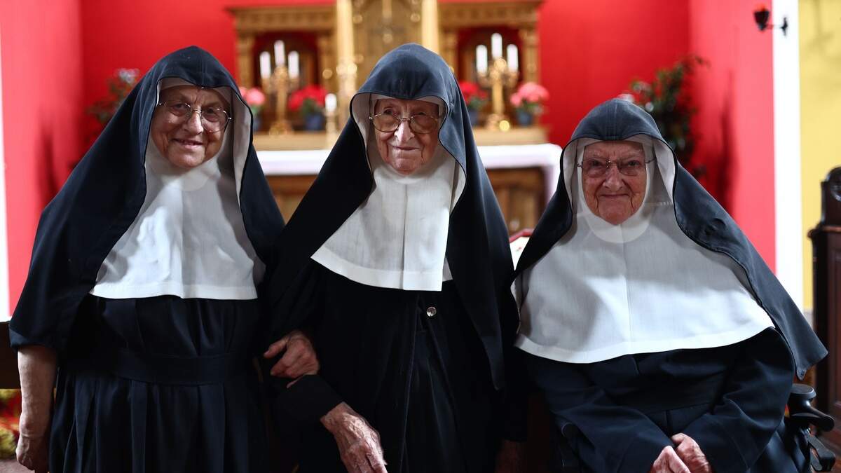 De zusters Rita, Regina en Bernadette, alle drie in de tachtig, blijven het kloosterleven onverstoord verder zetten en wisten de afgelopen maanden een gigantische schare volgers op Instagram bij elkaar te posten. Ze weigeren terug te gaan naar een ouderentehuis.