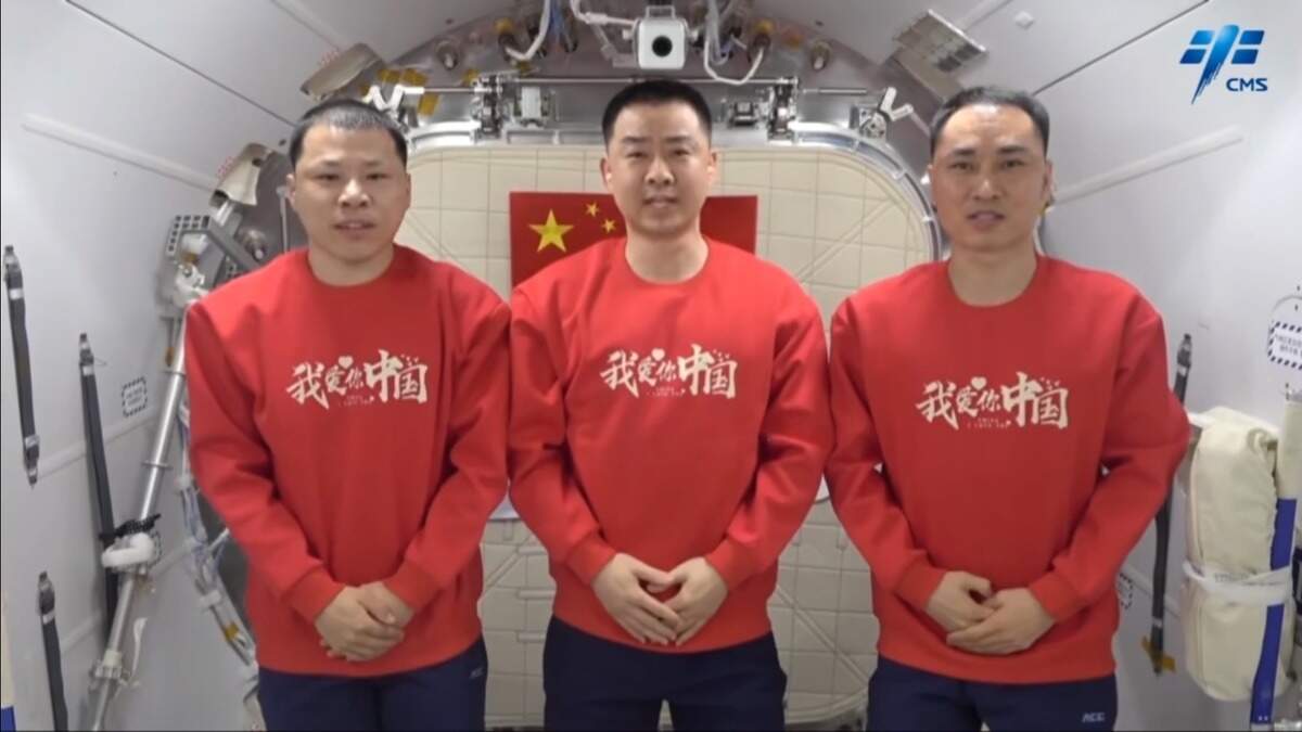 Astronauten Chen Dong (m.), Chen Zhongrui (r.) en Wang Lie (l.) kunnen geen kant op.