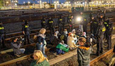 Pro-Palestijnse activisten die op woensdag 8 oktober op station Amsterdam Centraal het spoor betraden, krijgen elk een boete van 300 euro. 