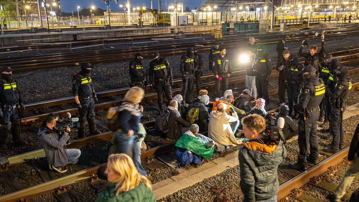 Pro-Palestijnse activisten die op woensdag 8 oktober op station Amsterdam Centraal het spoor betraden, krijgen elk een boete van 300 euro. 