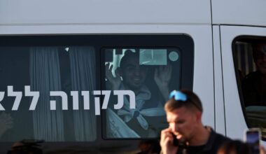 De vrijgelaten gijzelaar Rom Braslavski arriveerde op 13 oktober 2025 in een busje in Tel Aviv.