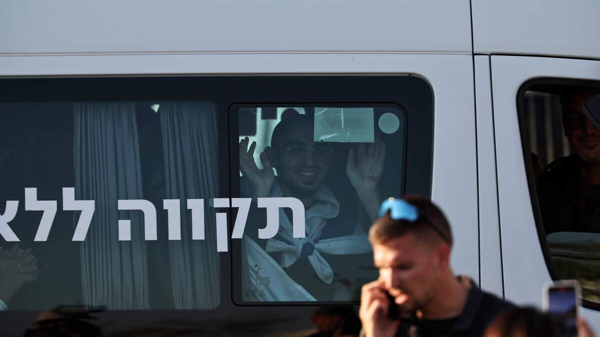 De vrijgelaten gijzelaar Rom Braslavski arriveerde op 13 oktober 2025 in een busje in Tel Aviv.