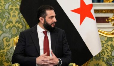 Sinds Al-Sharaa vorig jaar de dictator Bashar al-Assad verdreef, probeert hij zichzelf en zijn land uit internationale isolatie te halen.