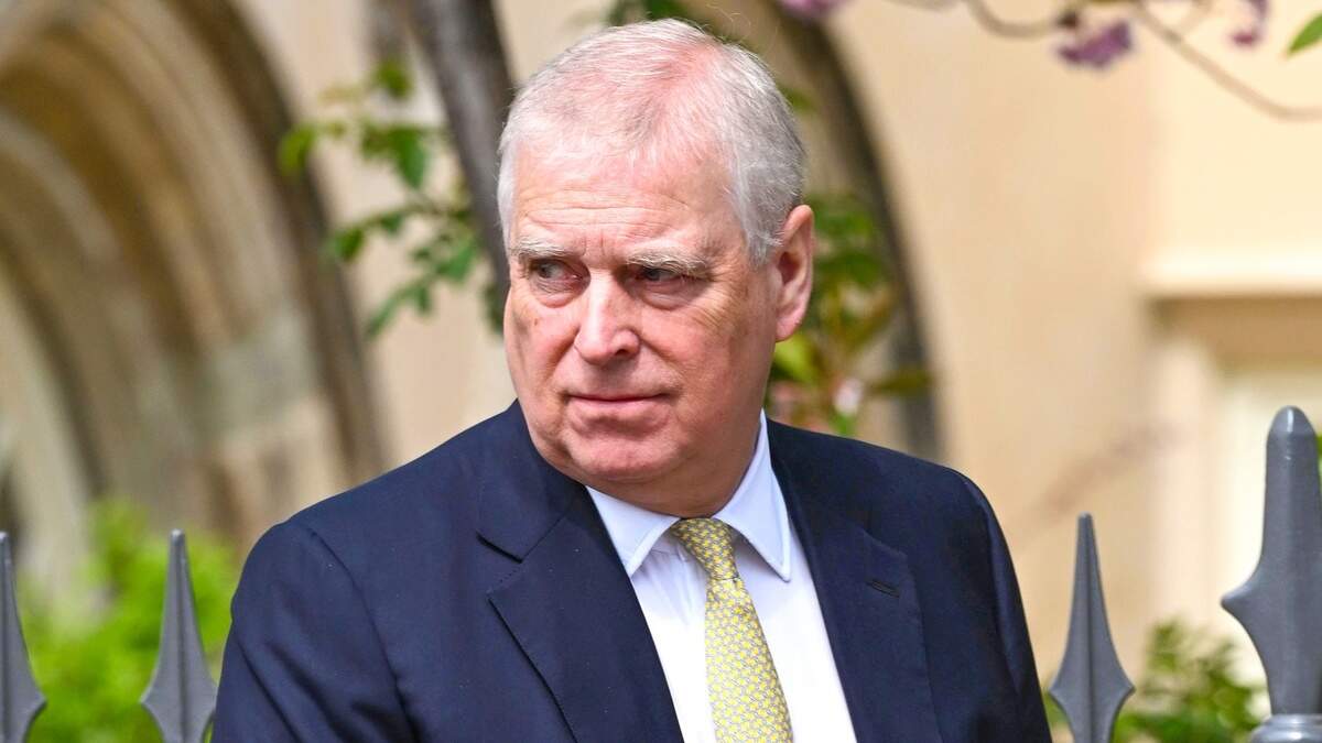 Ex-prins Andrew blijft dit jaar nog in zijn Royal Lodge in Windsor wonen en verhuist pas in het nieuwe jaar naar Sandringham, waar hij permanent uit de schijnwerpers zal verdwijnen.