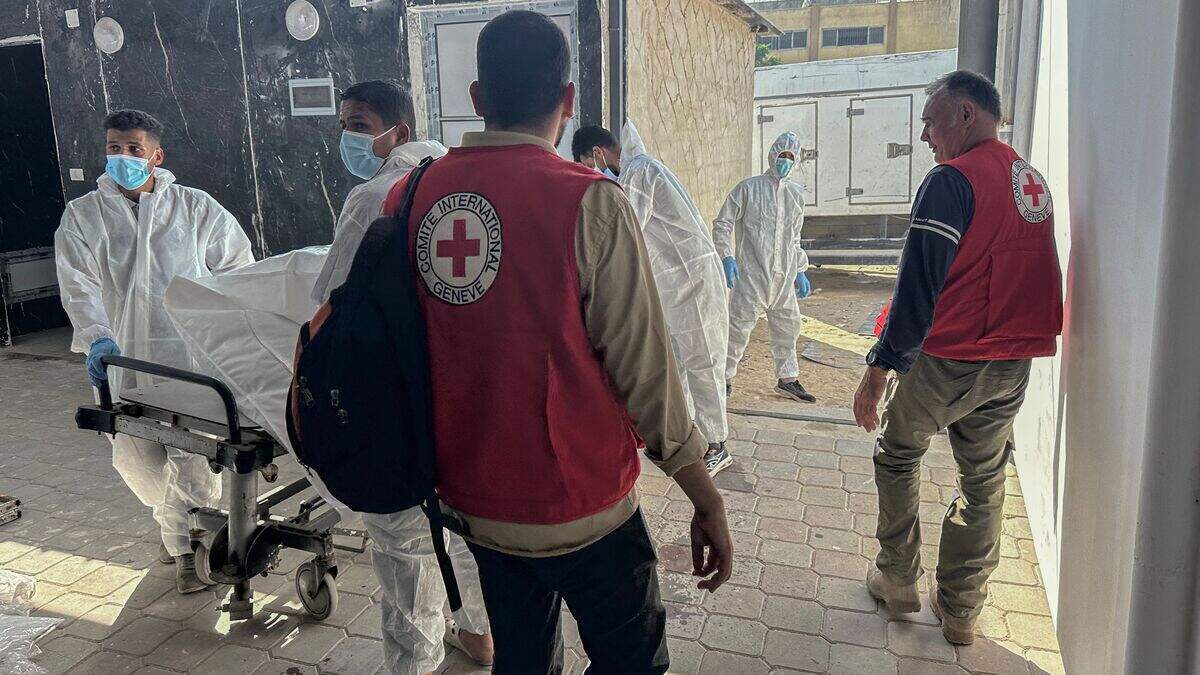 De stoffelijke resten van drie personen, die vrijdagavond via het Rode Kruis door Hamas aan Israël werden overgedragen, waarschijnlijk niet afkomstig zijn van gijzelaars