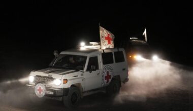 Israël zegt de overblijfselen van drie gijzelaars te hebben geïdentificeerd die zondag werden overgedragen door Hamas.