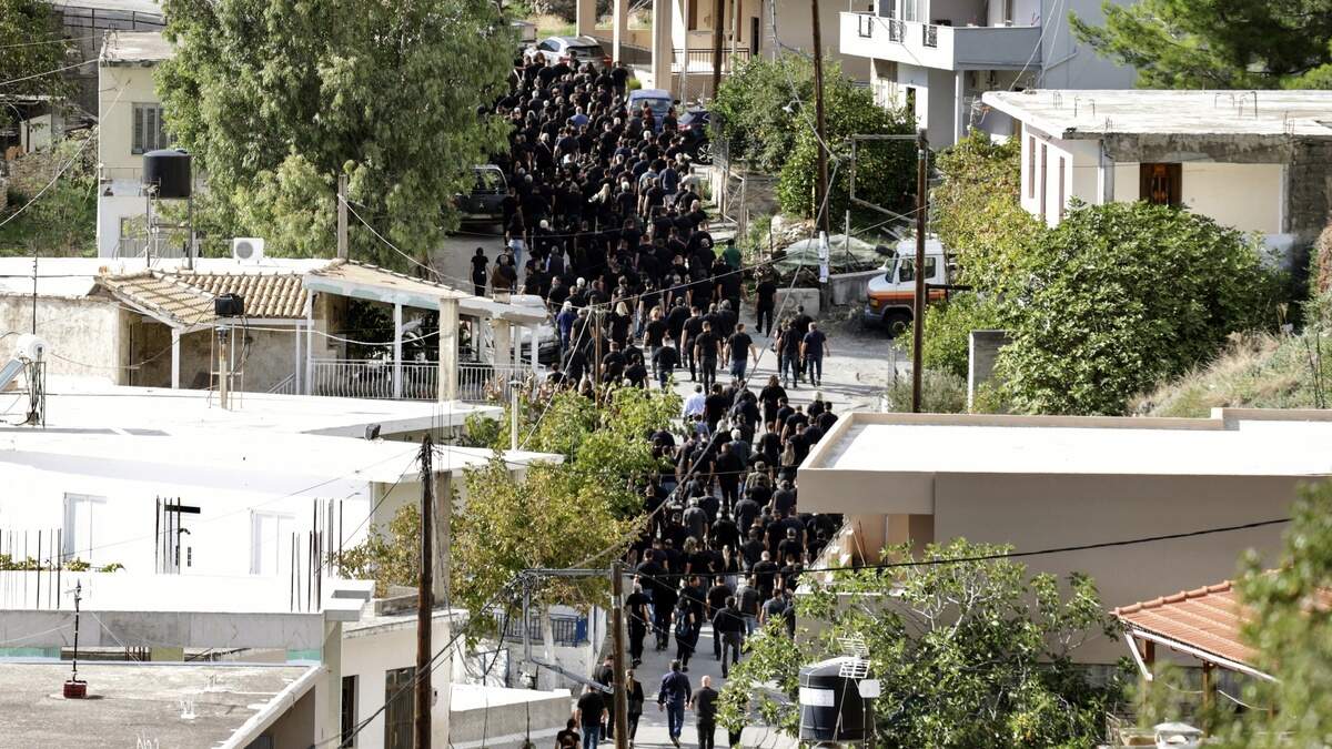 Nabestaanden volgen in het plaatsje Vorizia de lijkwagen met het lichaam van een 39-jarige man die omkwam na een schietpartij.