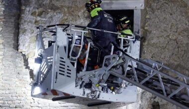 Een bouwvakker wordt gered uit de ingestortte toren.