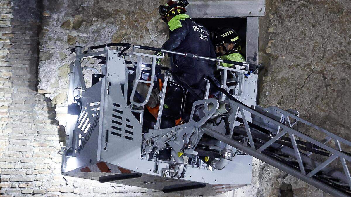 Een bouwvakker wordt gered uit de ingestortte toren.