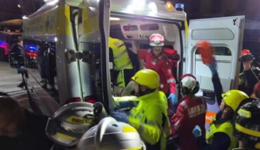 Reddingswerkers vervoeren de gewonde bouwvakkers van de ingestorte toren in Rome naar het ziekenhuis.