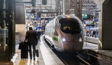Man valt van perron en wordt overreden door trein, maar komt goed weg