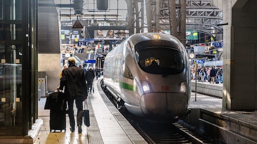 Man valt van perron en wordt overreden door trein, maar komt goed weg