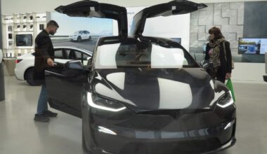 Een showroom van Tesla in Manhattan, New York City. In Amerika geproduceerde Tesla’s mogen binnen twee jaar geen onderdelen uit China hebben.