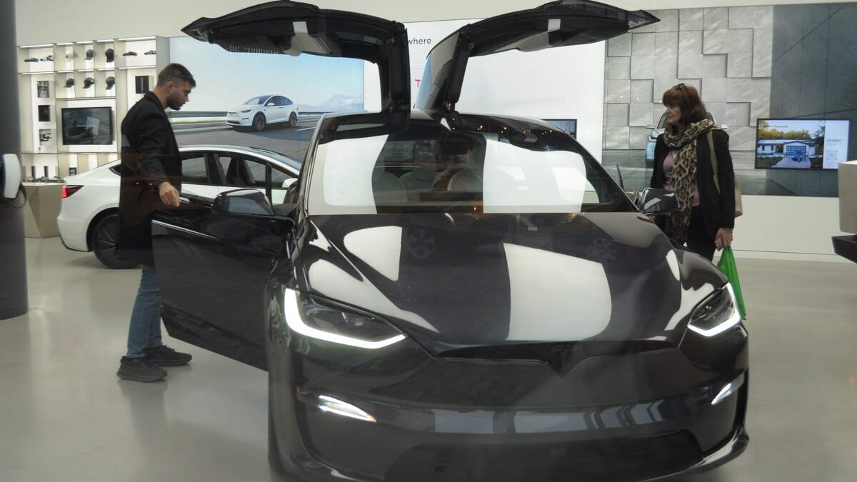 Een showroom van Tesla in Manhattan, New York City. In Amerika geproduceerde Tesla’s mogen binnen twee jaar geen onderdelen uit China hebben.