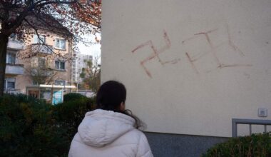 De met bloed besmeurde muur in Hanau.