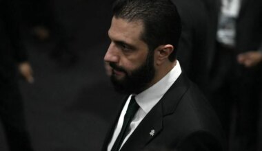 Syrië heeft twee pogingen van Islamitische Staat (IS) om president Ahmed al-Sharaa om het leven te brengen verijdeld, zeggen anonieme bronnen tegen persbureau Reuters. 