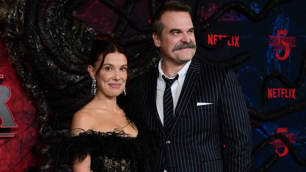 Millie Bobby Brown en David Harbour op de rode loper