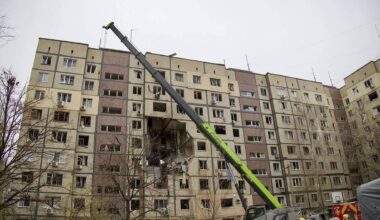 In Dnipro liep een woongebouw schade op en raakten volgens president Volodimir Zelenski zeker elf mensen gewond, onder wie ook kinderen.