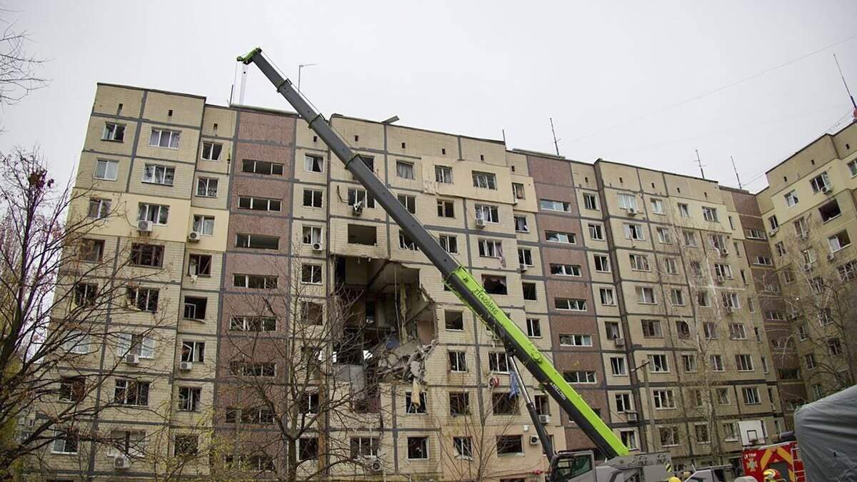 In Dnipro liep een woongebouw schade op en raakten volgens president Volodimir Zelenski zeker elf mensen gewond, onder wie ook kinderen.