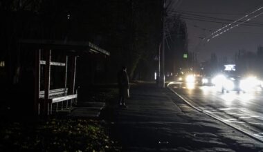 Donkere straten in Oekraïne door Russische aanvallen.