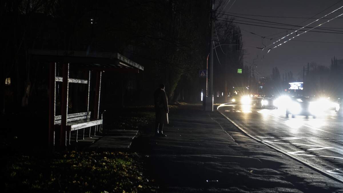Donkere straten in Oekraïne door Russische aanvallen.