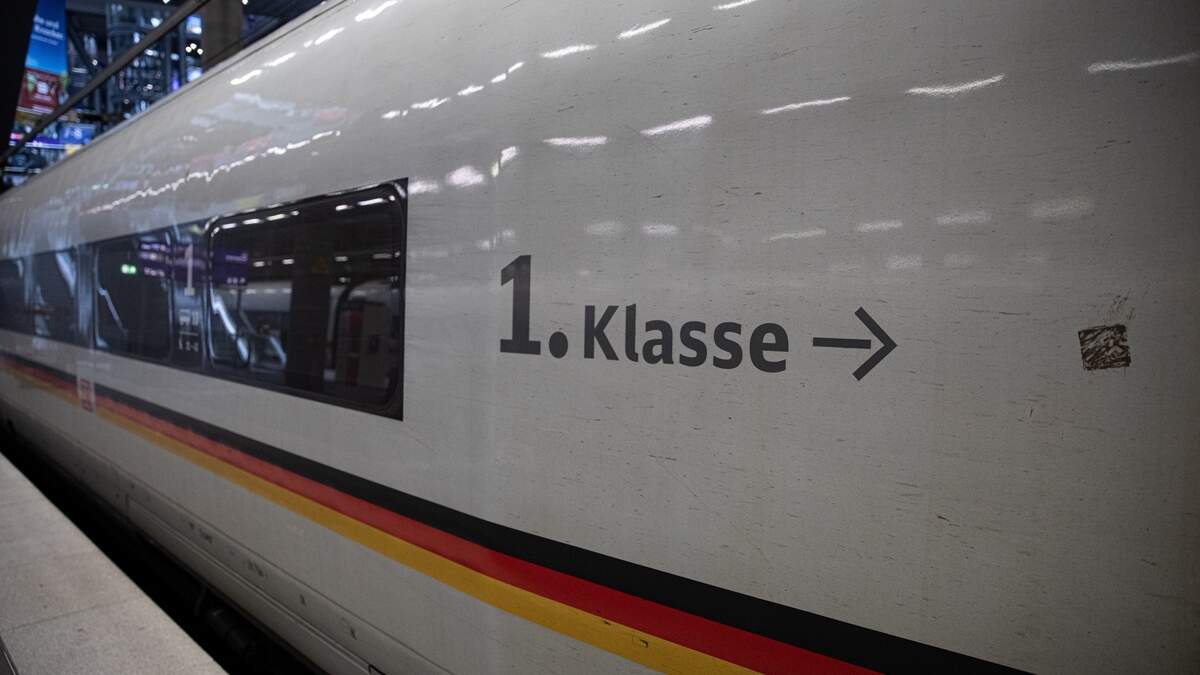 Toen de trein het station van Leichlingen binnenreed, gaf de machinist een waarschuwingssignaal en voerde een noodstop uit, maar hij kon een botsing niet voorkomen. Beeld ter illustratie.