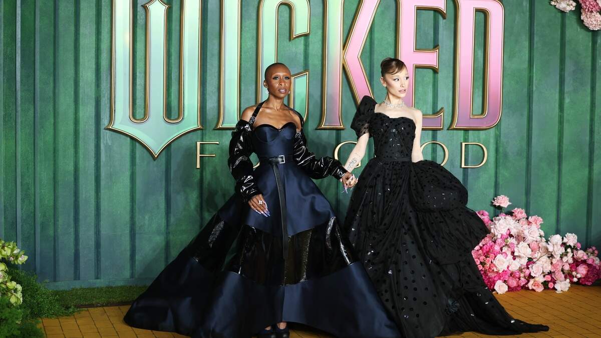 Cynthia Erivo (links) en Ariana Grande op de rode loper voor Wicked in Londen.