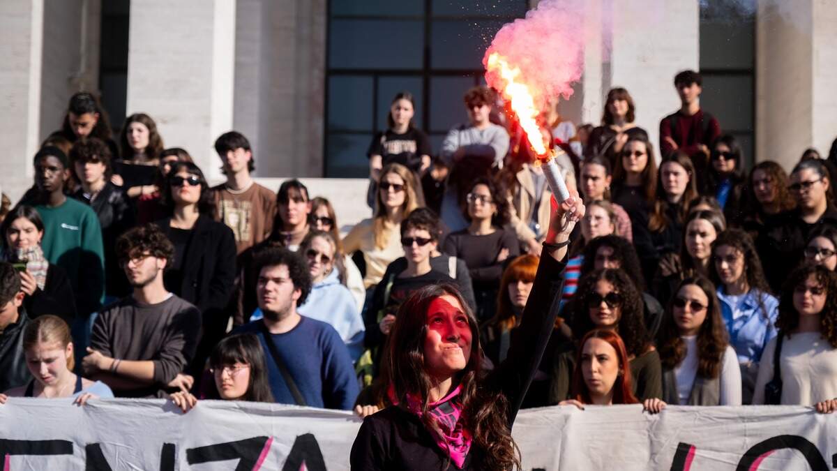  Het initiatief van premier Giorgia Meloni kwam er na een reeks moorden en geweldsincidenten tegen vrouwen, waaronder de geruchtmakende zaak van studente Giulia Cecchettin in 2023. 