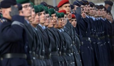 Soldaten nemen deel aan een officiële eedafleggingsceremonie ter gelegenheid van het 70-jarig bestaan van de Duitse strijdkrachten voor de kanselarij in Berlijn (archiefbeeld).