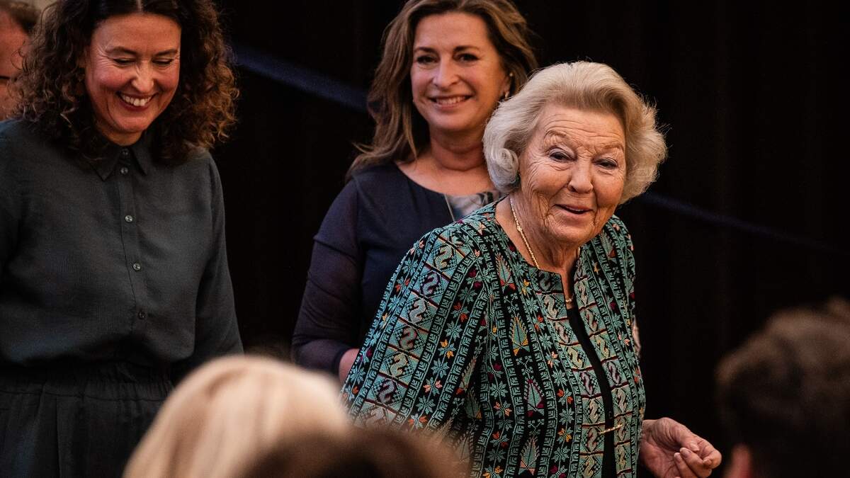 AMSTERDAM - Prinses Beatrix en Sacha de Boer openen in het Rijksmuseum een fototentoonstelling waarmee wordt stilgestaan bij het honderdjarig bestaan van ontwikkelingsorganisatie Simavi. Voor de tentoonstelling maakte fotografe Sacha de Boer een serie portretten van vrouwen uit Kenia en Indonesië. ANP DINGENA MOL