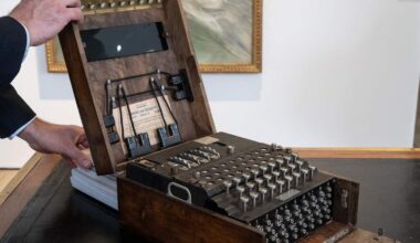 Het apparaat werd tijdens de Tweede Wereldoorlog door nazi-Duitsland gebruikt voor versleutelde communicatie, die aanvankelijk niet ontcijferd kon worden.