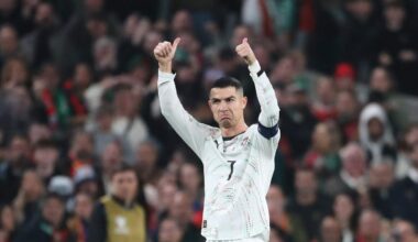 Cristiano Ronaldo met de cynische duimpjes naar het Ierse publiek na zijn rode kaart.