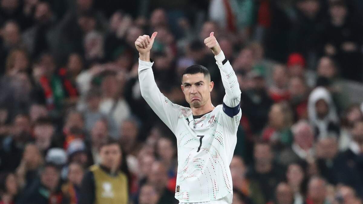 Cristiano Ronaldo met de cynische duimpjes naar het Ierse publiek na zijn rode kaart.