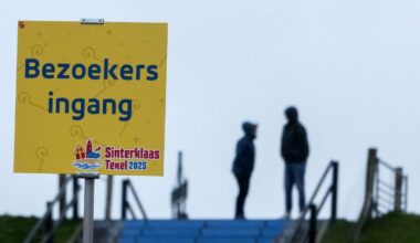 De aankomst van Sinterklaas is niet langer aan de Noorderkade in Oudeschild. Nu wordt zijn aantreden achter restaurant De Kombuis verwacht, in hetzelfde dorp.